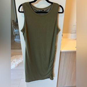 Fitted olive sleeveless side ruch dress. Size large